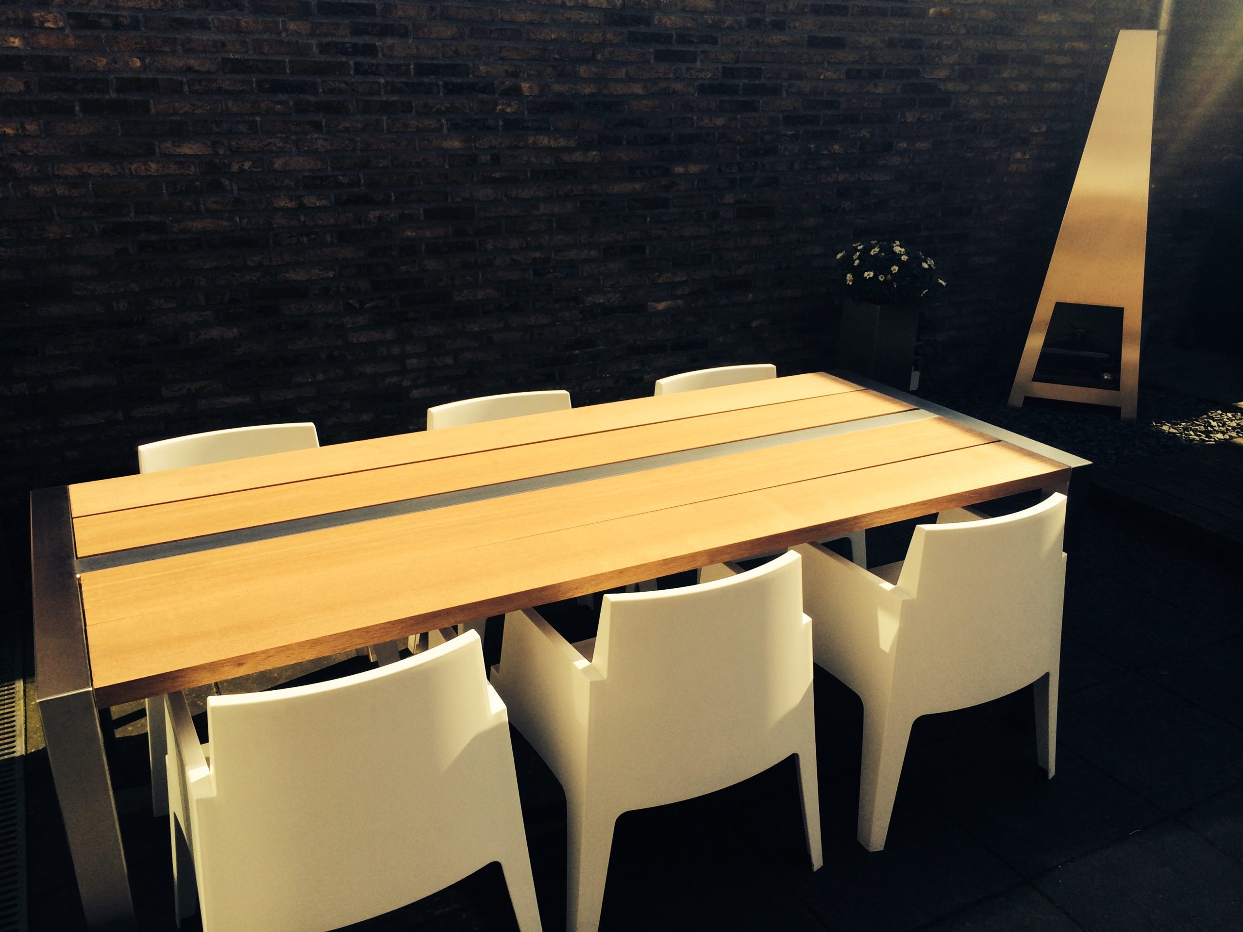 Strakke tafel van RVS met eiken